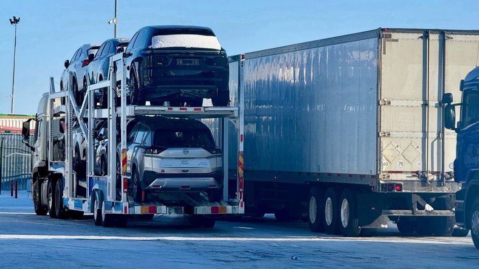 Автовоз с китайскими автомобилями в пункте пропуска Благовещенск (Амурская область)