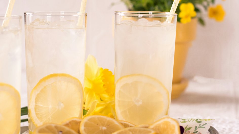 Лимонад в стаканах