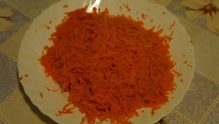 Морковный пирог с грецкими орехами и изюмом