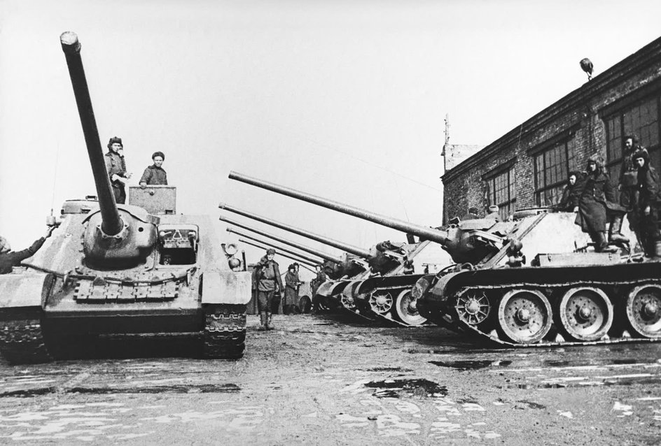 Су-100 были самой опасной советской САУ для любого танка Третьего рейха.