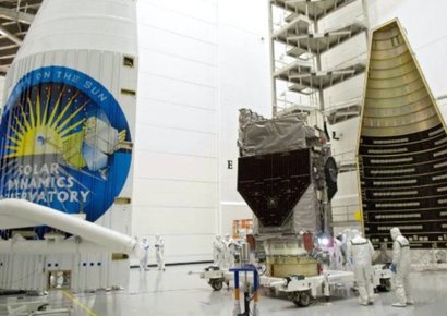 На первом фото: обсерватория солнечной динамики готовится к полету в 2010 году; на втором: SDO в космосе в представлении художника (Фото: NASA)
