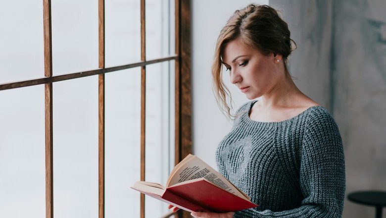 Женщина изучает, как правильно «красивЕе» или «красИвее». Женщина изучает, как правильно «красивЕе» или «красИвее».