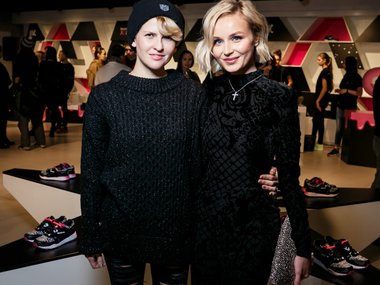 Slide image for gallery: 5866 | Киценко и певица Полина Гагарина. Гагарина оценивала новые кроссовки в черном наряде