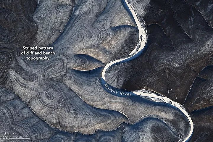 Обратите внимание на узоры возле реки. Фото: NASA Earth Observatory