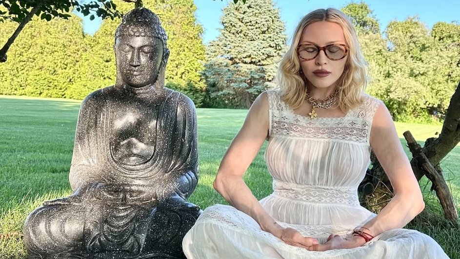 Мадонна, практикующая йогу для души