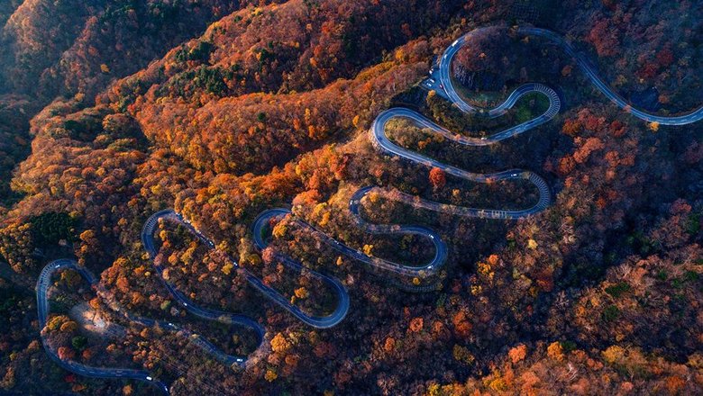 Одна из знаменитых японских горных дорог, которую облюбовали дрифтеры – это живописная Ирохазака, воспетая в манге Initial D. Около 10 километров дистанции, подъемы и спуски и больше 40 поворотов, которые, разумеется, нужно проезжать исключительно боком