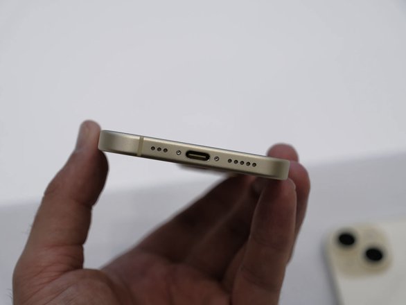 USB-C в iPhone 15. Фото: The Verge