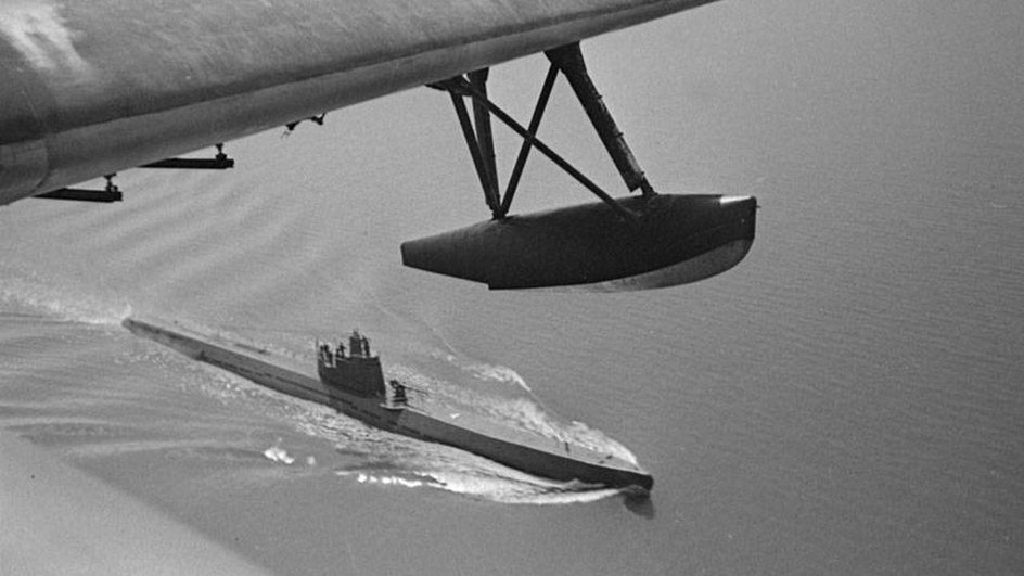 Подводная лодка Черноморского флота Л-23 (подводный минный заградитель XIII-бис серии) возвращается из 18-го боевого похода. Снимок сделан с летающей лодки МБР-2 под управлением капитана А. А. Морозова Подводная лодка Черноморского флота Л-23 (подводный минный заградитель XIII-бис серии) возвращается из 18-го боевого похода. Снимок сделан с летающей лодки МБР-2 под управлением капитана А. А. Морозова