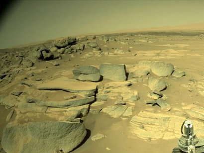 Фото сделаны одной из навигационных камер марсохода Perseverance. На них показаны окрестности на дне кратера Джезеро. Источник: NASA