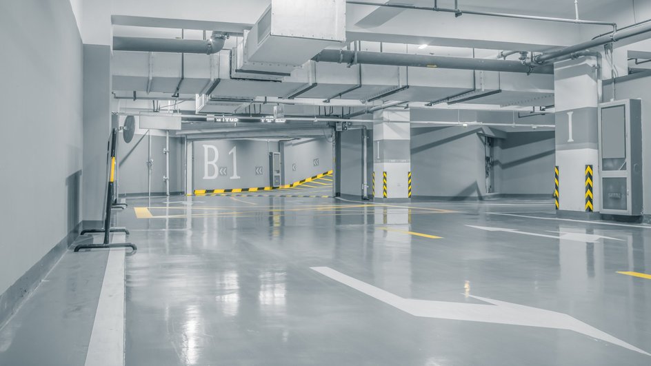 Пустой подземный паркинг с разметкой на полу 
