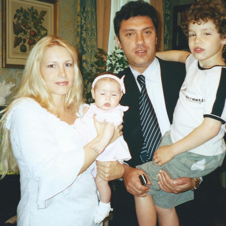 Дина Немцова с семьей Дина Немцова с семьей