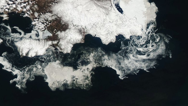 Ледяные водовороты в Охотском море. Фото: Wanmei Liang/MODIS/NASA Earth Observatory