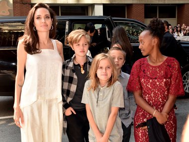 Slide image for gallery: 7602 | Анджелина Джоли в Givenchy с детьми