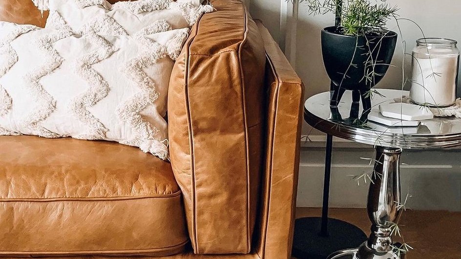 Привет из 90-х или нет? 6 стильных интерьеров с кожаным диваном