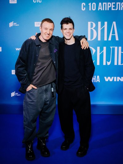 Игорь и Григорий Верники на премьере сериала «ВИА "Васильки"», фото: онлайн-кинотеатр Wink.ru Игорь и Григорий Верники на премьере сериала «ВИА "Васильки"», фото: онлайн-кинотеатр Wink.ru