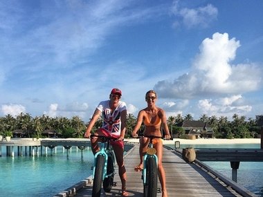 Slide image for gallery: 4681 | Ольга Бузова и Дмитрий Тарасов уже неделю отдыхают на Мальдивах, где развлекают себя активными видами спорта. Например, катаются на велосипедах