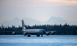 На первом фото — F-35A; затем идет фото с построения; третье изображение — KC-135 Stratotankers. Источник: U.S. Air Force