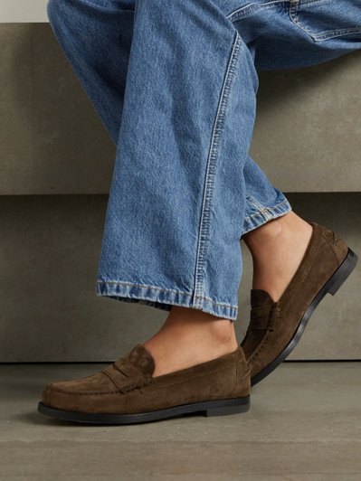 Женщина в лоферах фирмы TOD'S крупным планом