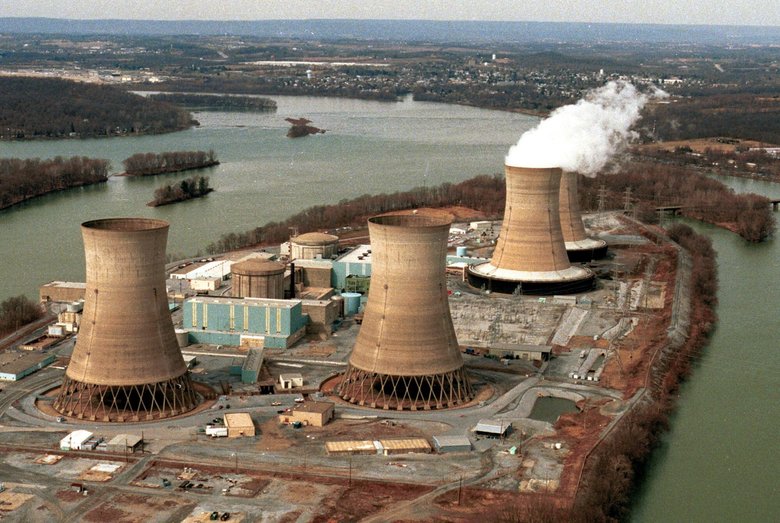 АЭС Три-Майл-Айленд. На первом плане трубы неработающего второго энергоблока, закрытого после аварии в 1979 году. Фото: Tha Balance