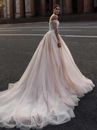 Девушка в бежевом свадебном платье