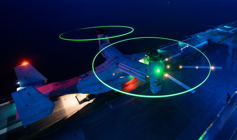 Конвертоплан MV-22B Osprey совершает ночной вылет с борта USS America. Фото: ВМС США