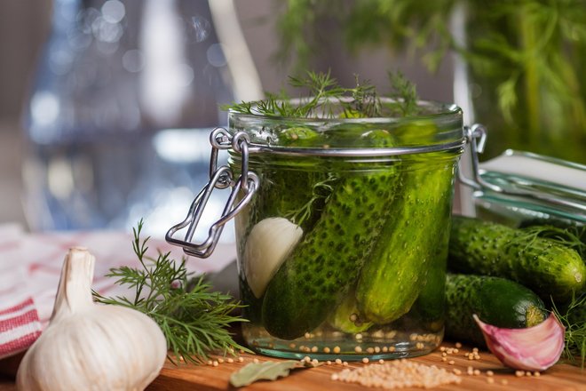 Огурцы по-фински в банке с головкой чеснока