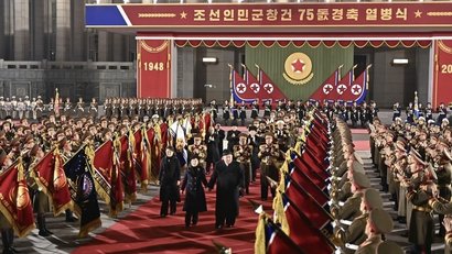 Ким Чен Ын с дочерью и другие руководители страны. Фото: CNN / Aljazeera
