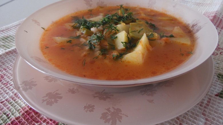 Суп рассольник с солеными огурцами, мясом и перловкой