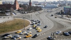 Такси на Моховой улице на фоне Московский Кремль