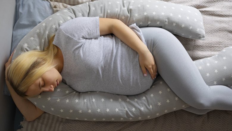 Беременная спит обнимая живот