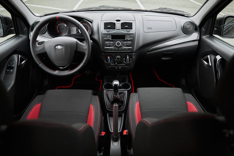 Внутри Lada Granta Sport выделяется креслами с увеличенной боковой поддержкой (жаль, что стоят они по-прежнему высоко), «нулевой» меткой на руле и красной окантовкой шкал приборов