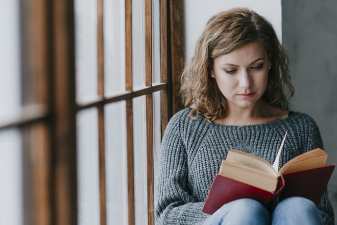 книгу читает девушка книгу читает девушка