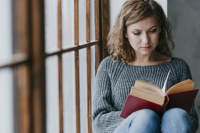 книгу читает девушка книгу читает девушка