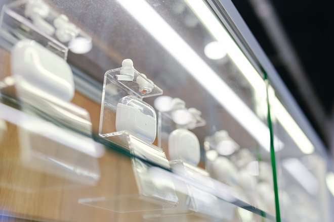 Наушники в магазине электроники Наушники в магазине электроники