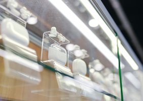 Наушники в магазине электроники