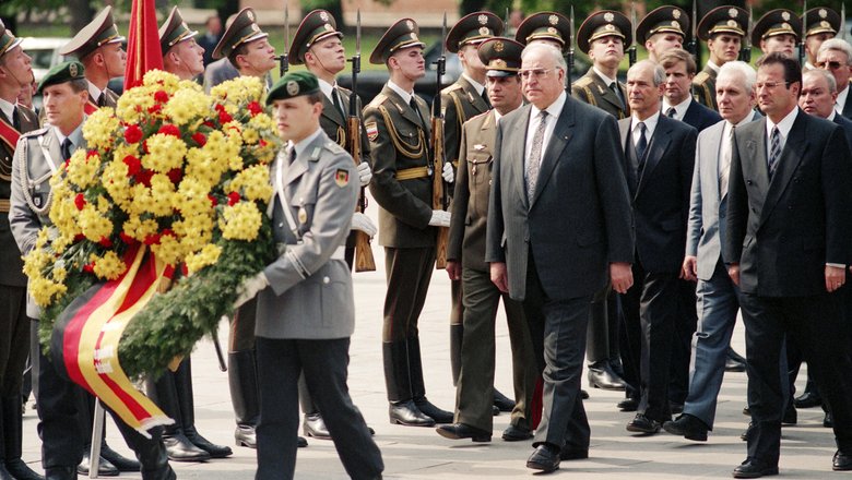 Гельмут Коль во время возложения венка к Могиле Неизвестного Солдата. 1995 год. Гельмут Коль во время возложения венка к Могиле Неизвестного Солдата. 1995 год.