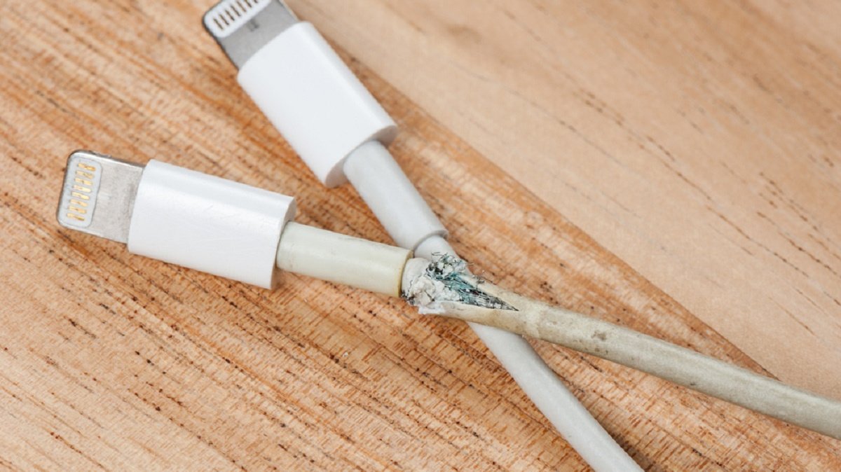 Неоригинальные кабеля айфон. USB Lightning кабель для iphone Hi Tech. Сломанный кабель зарядки. Зарядка для айфона. Кабель зарядки Apple.