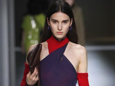 Slide image for gallery: 13925 | На подиумах с такими сумками красовались модели, представляющие бренды Dior, Rochas, Bottega Veneta и Dries Van Noten. Фото: Bottega Veneta, legion-media.ru