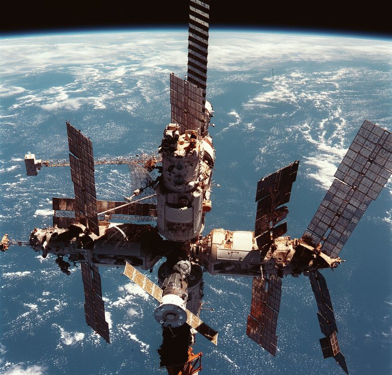 Станция «Мир» 12 июня 1998 года. Фото: Wikimedia / NASA