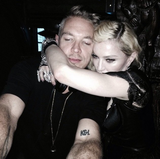 Это фото с музыкантом появилось в блоге Мадонны несколько месяцев назад. Западные СМИ утверждают, что у певицы и диджея «свободные отношения»