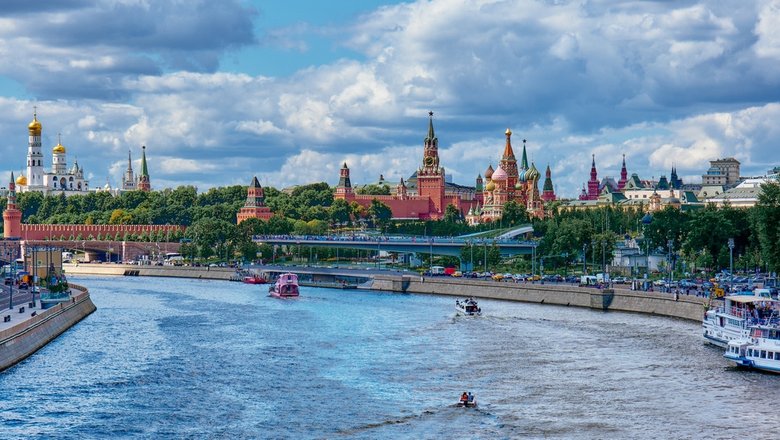 Вид на Москву-реку, смотровую площадку и Московский Кремль.