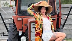 Настя Ивлеева около трактора