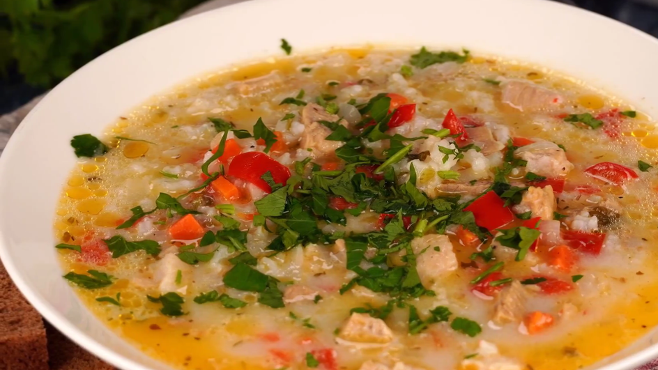 Рисовый суп с курицей, приготовленный в мультиварке, крупным планом