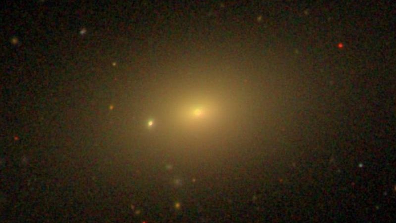Эллиптическая галактика NGC 4073, в которой подозревают двойную сверхмассивную черную дыру Эллиптическая галактика NGC 4073, в которой подозревают двойную сверхмассивную черную дыру