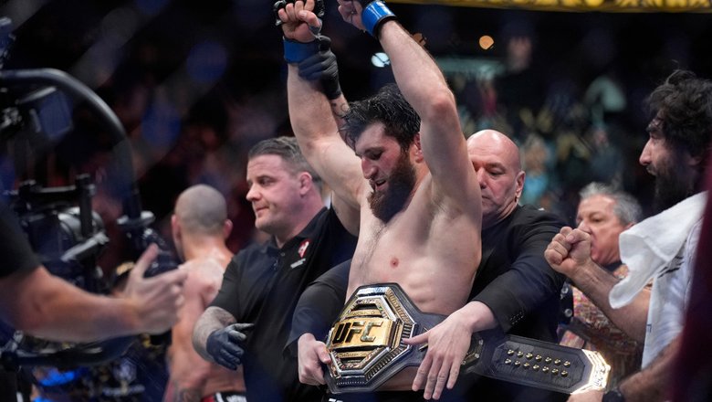 Магомед Анкалаев с чемпионским поясом UFC