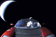 Манекен в Tesla Roadster, который теперь бороздит космические просторы. Фото: YouTube