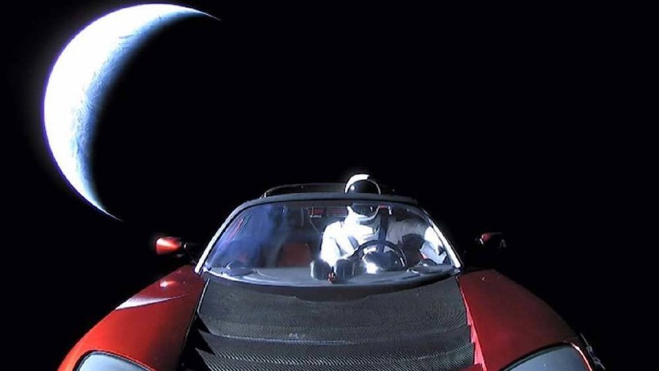 Манекен в Tesla Roadster, который теперь бороздит космические просторы. Фото: YouTube