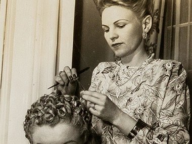 Slide image for gallery: 10594 | 1947 год. Мэрилин, которая в это время все еще носит настоящее имя Норма Джин, готовится к съемкам в пин-ап-фотосессии. Впереди ей предстоит пластика носа и подбородка, а также кардинальная смена имиджа.