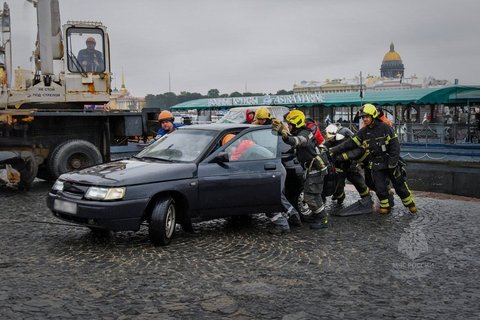 На видео попало спасение упавшего в Неву автомобиля