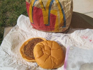 Slide image for gallery: 2727 | У старейшего гамбургера на Земле есть доказательство - чек!